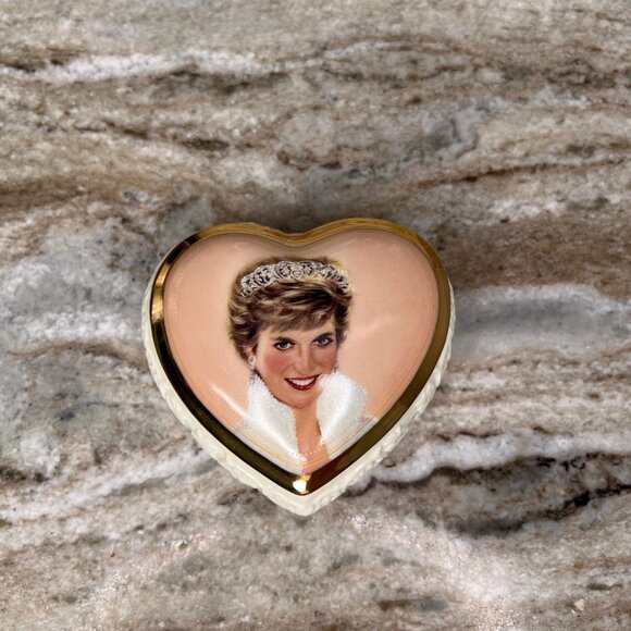 1998 Porcelain Trinket Music Box Queen of Hearts Princess Diana WORKS Gold Trim - Picture 3 of 9